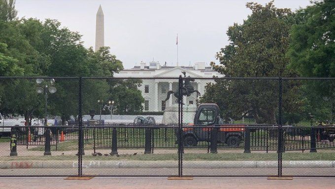 پس از حصارکشی‌، سرویس مخفی آمریکا بلوک‌های سیمانی در اطراف کاخ سفید نصب کرد