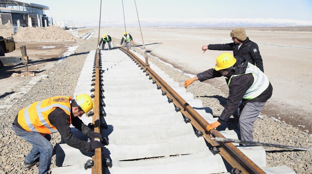 وزیر راه : برنامه وزارت راه برای استخدام کارگران تعمیر ونگهداری خطوط راه آهن